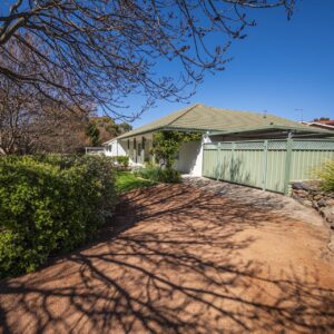 2 Mina Wylie Crescent, Gordon, ACT 2906 AUS