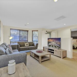 8 McGilvray Close, Gordon, ACT 2906 AUS